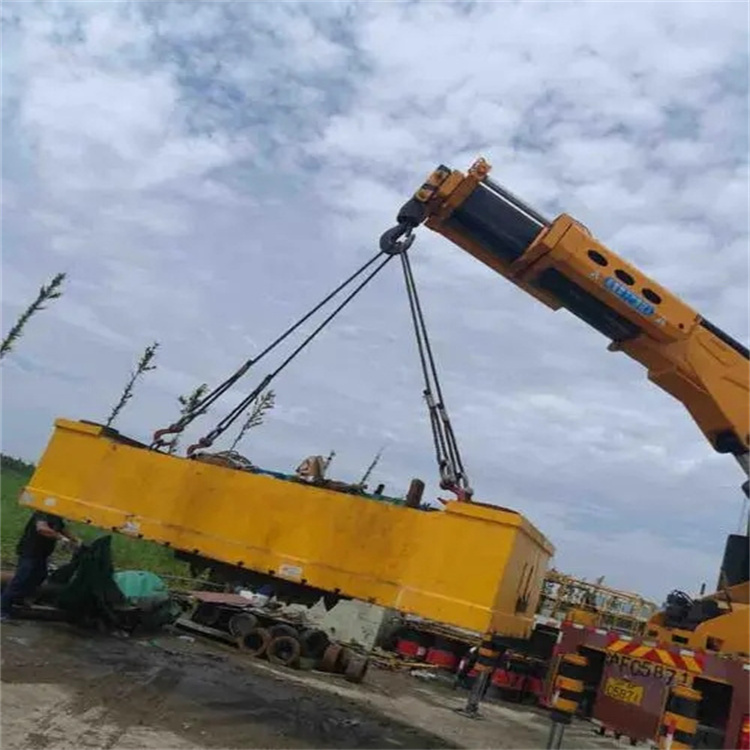 江汉石油管理局吊运集装箱的吊车